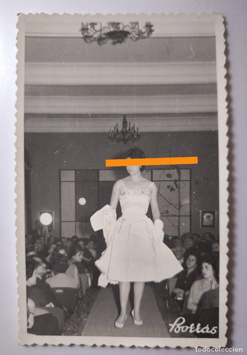 Fotograf&iacute;a antigua: Antigua fotograf&iacute;a postal. Chica, modelo desfilando. Fotografo Borras. Castell&oacute;n. A&ntilde;os 40/50