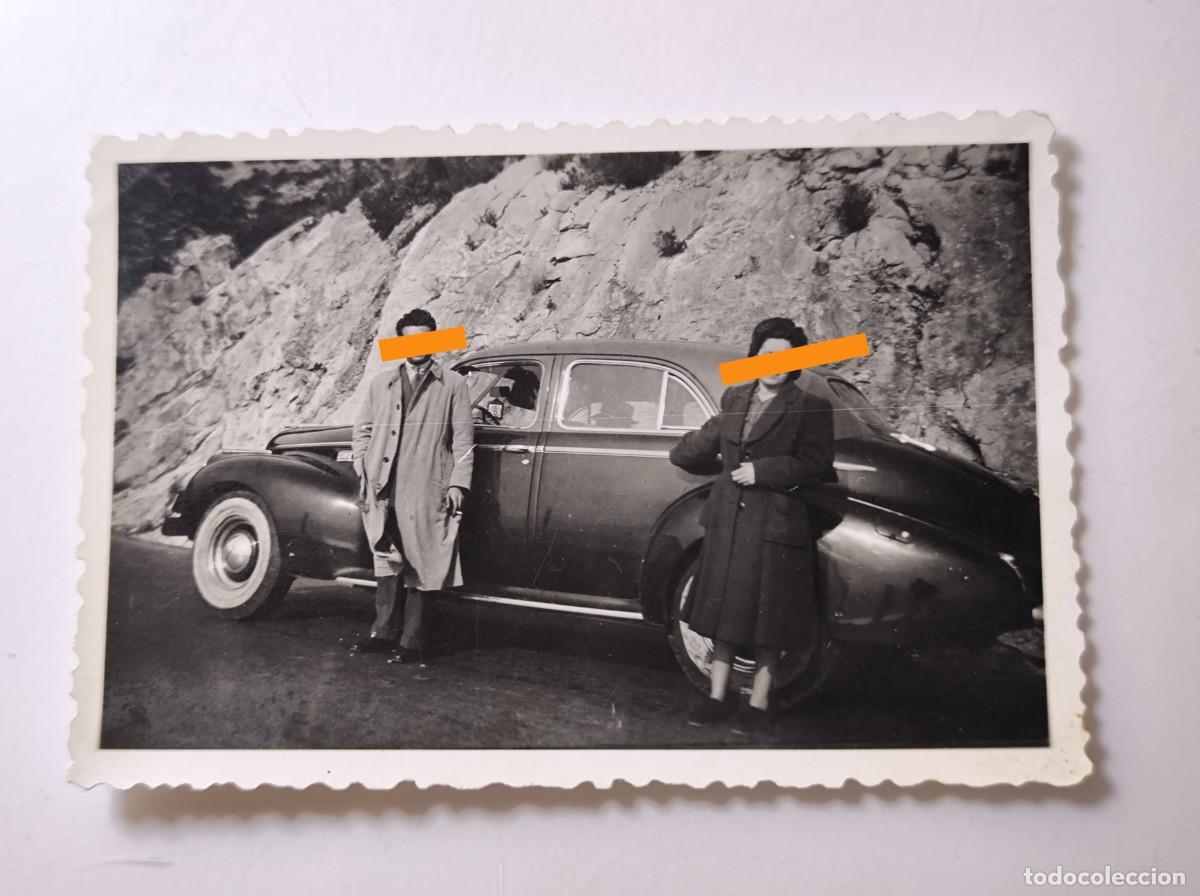Fotograf&iacute;a antigua: Antigua fotograf&iacute;a. Posando junto al autom&oacute;vil. A&ntilde;os 40/50