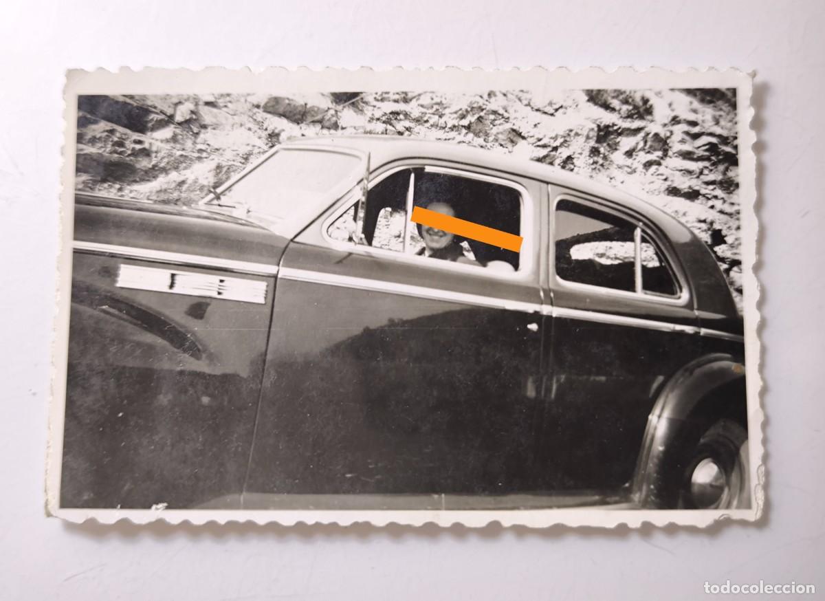 Fotograf&iacute;a antigua: Antigua fotograf&iacute;a. Chica con su autom&oacute;vil. A&ntilde;os 40/50