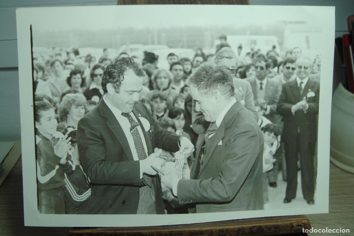 Fotograf&iacute;a antigua: ANTIGUA FOTOGRAFIA ARCHIVO CAMBRILS TARRAGONA A&Ntilde;OS 80. INAUGURACION CENTRO EGB.