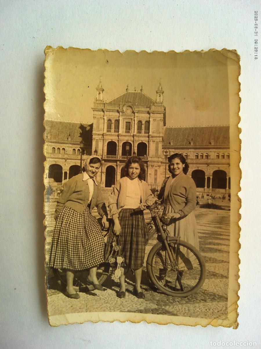 Alte Fotografie: MINUTERO DEL FOTOGRAFO DEL PARQUE DE MARIA LUISA DE CHICAS EN PLAZA ESPA&Ntilde;A CON BICICLETA , 1954