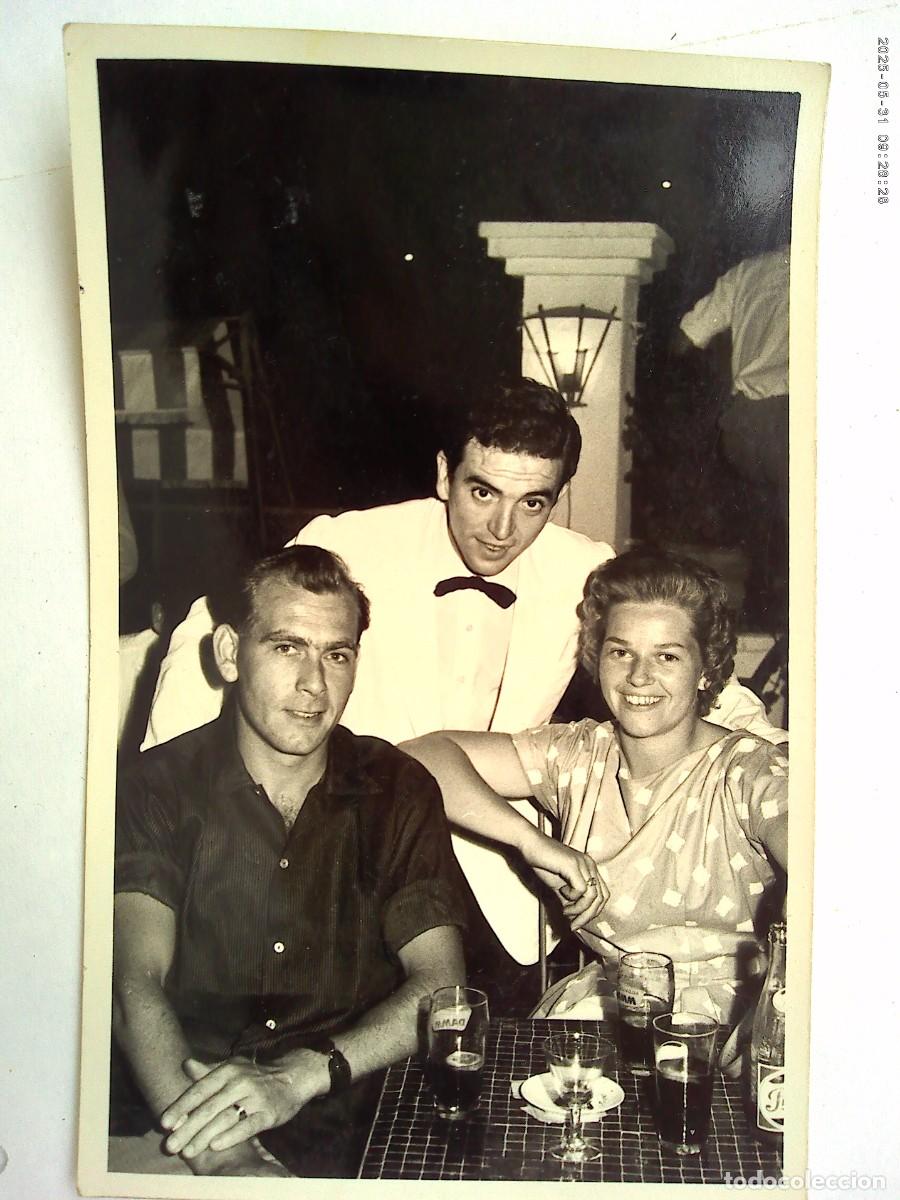FOTO DE CAMARERO CON CLIENTES , MINUTERO DE SALA DE FIESTA . ARENAL , MALLORCA