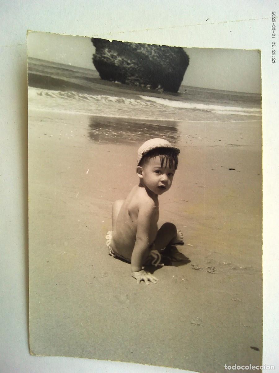 Fotograf&iacute;a antigua: FOTO DE NI&Ntilde;O EN BA&Ntilde;ADOR EN LA PLAYA , LA HIGUERITA ( HUELVA )