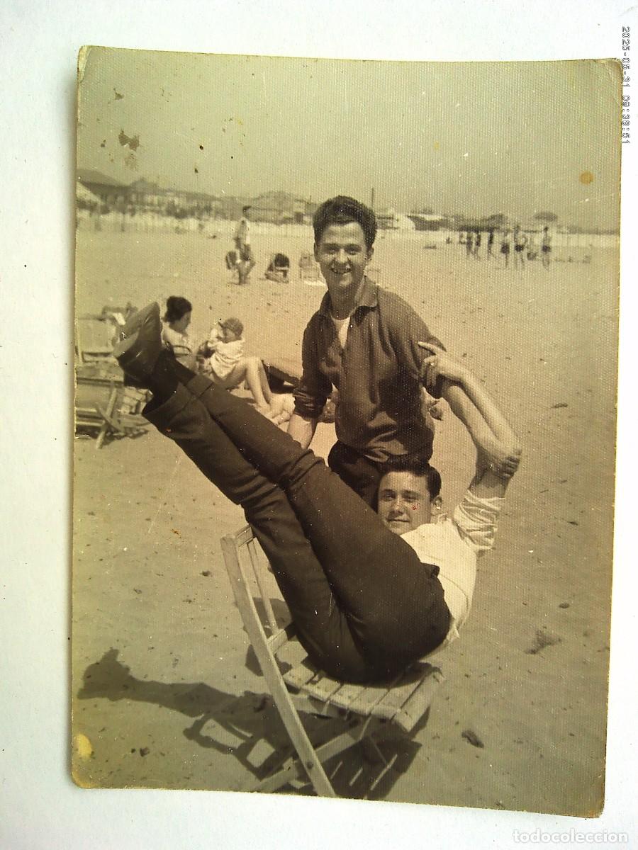 Alte Fotografie: FOTO DE HOMBRES JUGANDO EN LA PLAYA