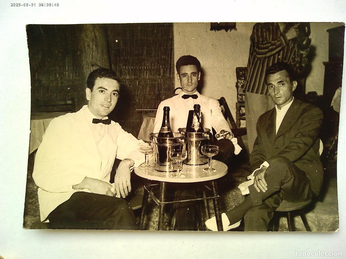 Fotograf&iacute;a antigua: FOTO DE CAMAREROS DESCANSANDO . SACROMONTE , 1963