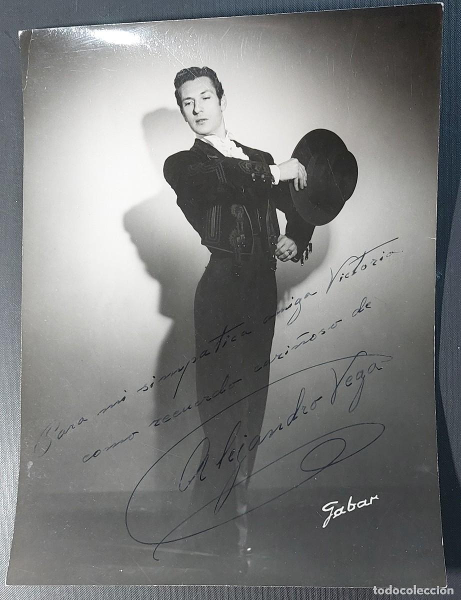 Fotograf&iacute;a antigua: FOTOGRAF&Iacute;A AUTOGRAFADE ALEJANDRO VEGA.