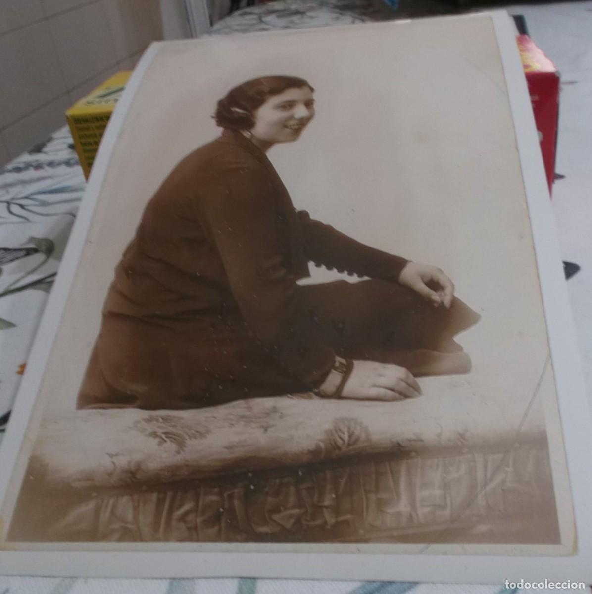 Fotograf&iacute;a antigua: fotografia antigua se&ntilde;ora sentada de los a&ntilde;os 40