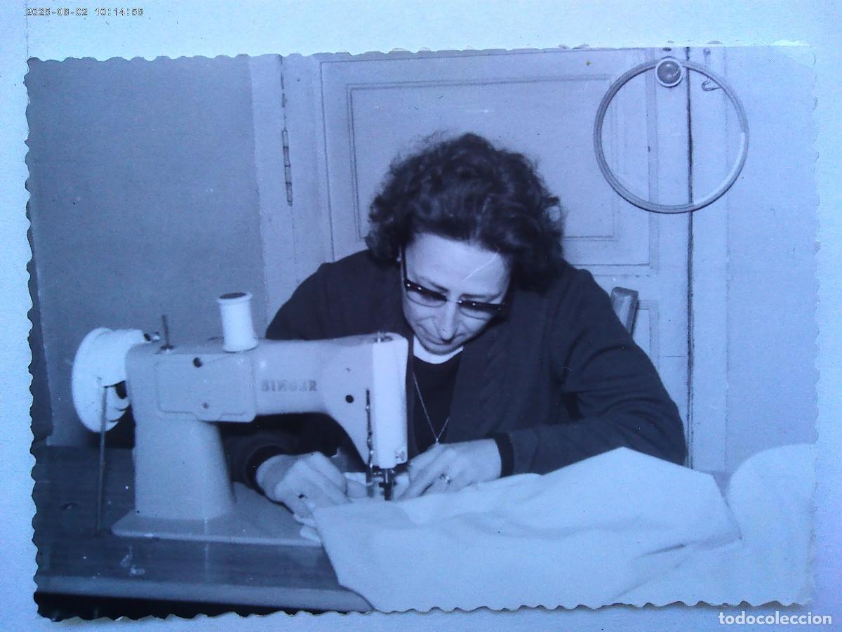 Fotograf&iacute;a antigua: FOTO DE MUJER COSIENDO CON UNA MAQUINA DE COSER MARCA SINGER , 1966