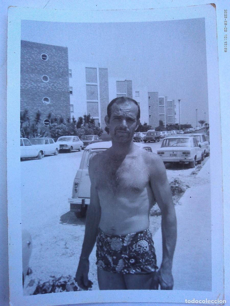 Fotografia antica: FOTO DE HOMBRE EN BA&Ntilde;ADOR Y COCHES DE EPOCA
