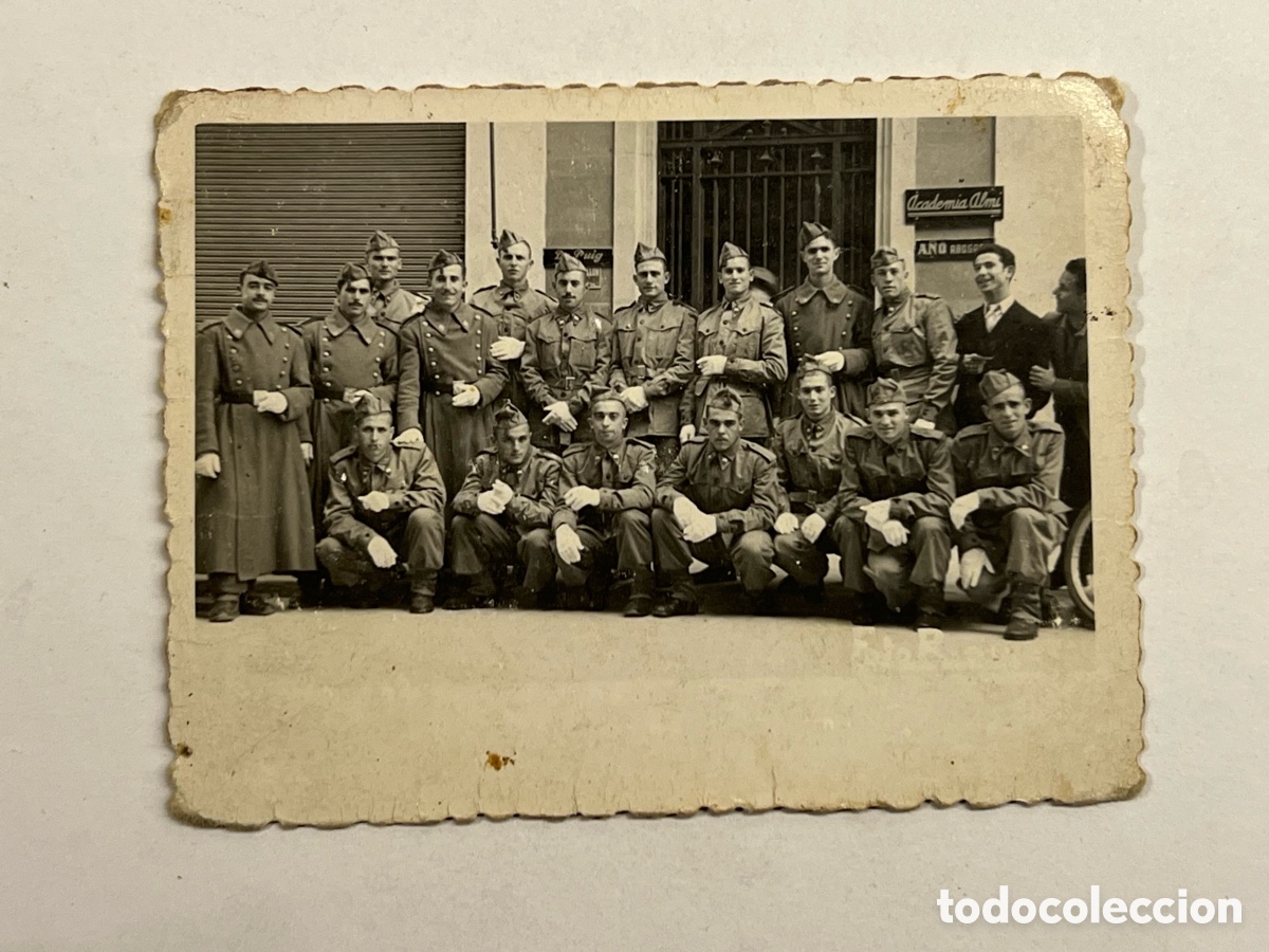 Fotograf&iacute;a antigua: CASTELL&Oacute;N. Regimiento de infanter&iacute;a frente a la Academia Almi. Foto RIAU (h.1945?)