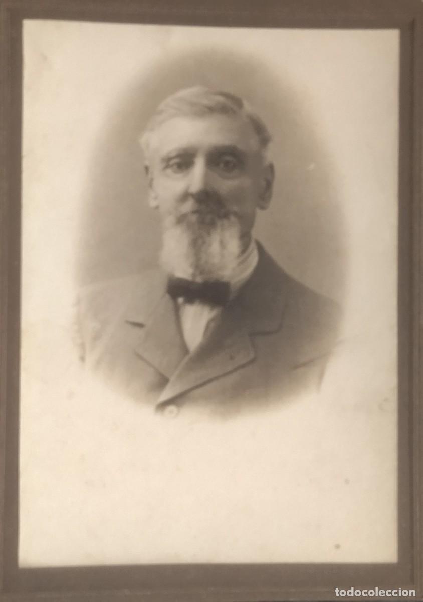 Fotograf&iacute;a antigua: foto antigua donde aparece un se&ntilde;or con barba y pajarita