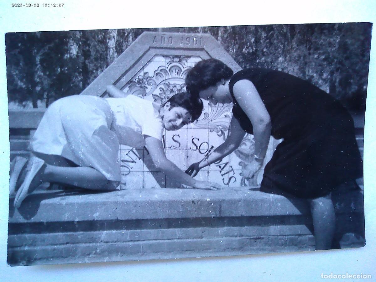 Fotograf&iacute;a antigua: FOTO DE MUJERES BEBIENDO EN LA FONT DELS SOLDATS . PATERNA , 1964