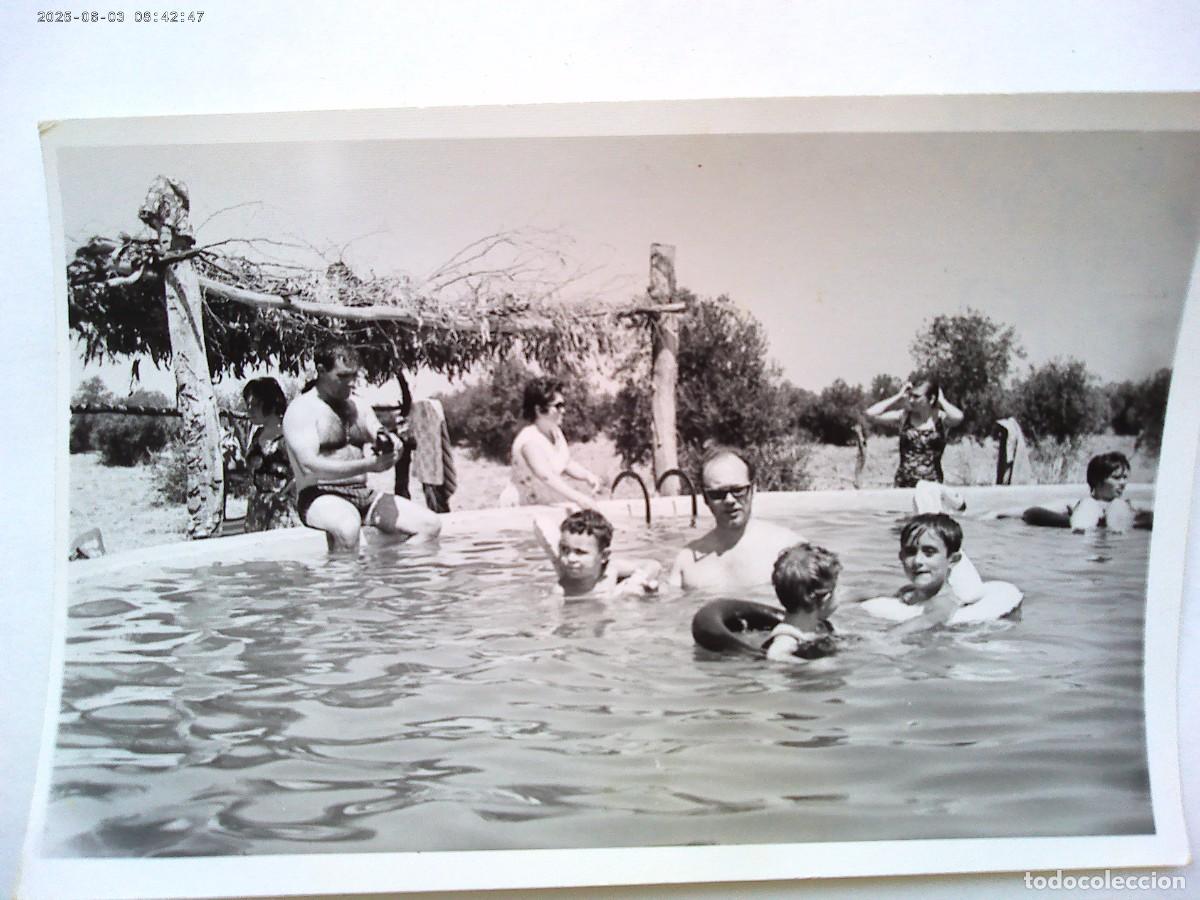 Fotograf&iacute;a antigua: FOTO DE GENTE EN LA PISCINA MUNICIPAL DE SEVILLA, NI&Ntilde;OS CON FLOTADOR . 1970