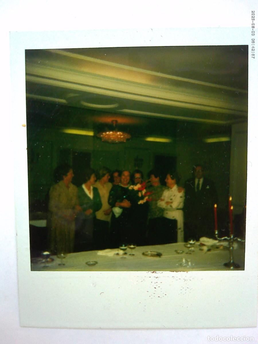 Fotograf&iacute;a antigua: FOTO POLAROID DE ENTREGA DE RAMO DE FLORES A SE&Ntilde;ORA , 1981