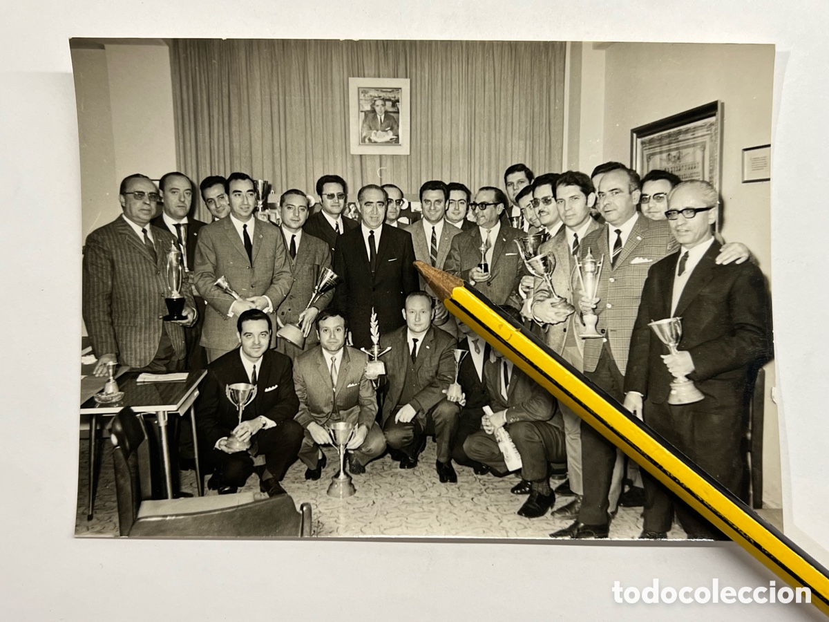 Fotograf&iacute;a antigua: HOGAR COMPLET - VALENCIA EN BLANCO Y NEGRO. Entrega trofeos (a.1969) Fotograf&iacute;a