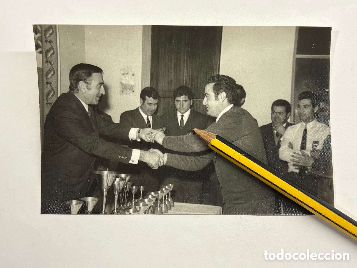 Fotograf&iacute;a antigua: HOGAR COMPLET - VALENCIA EN BLANCO Y NEGRO. Entrega trofeos (a.1969) Fotograf&iacute;a
