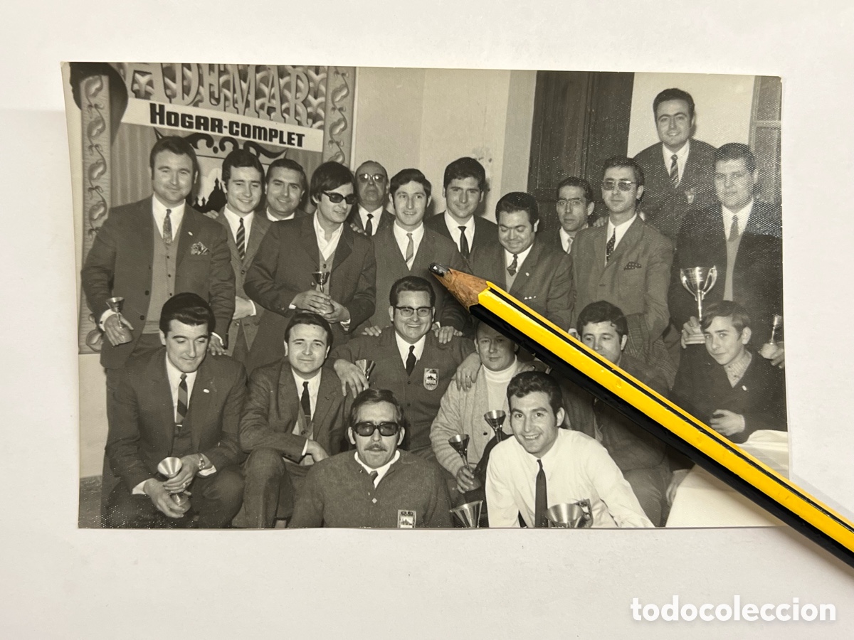 Fotograf&iacute;a antigua: HOGAR COMPLET - VALENCIA EN BLANCO Y NEGRO. Entrega trofeos (a.1969) Fotograf&iacute;a