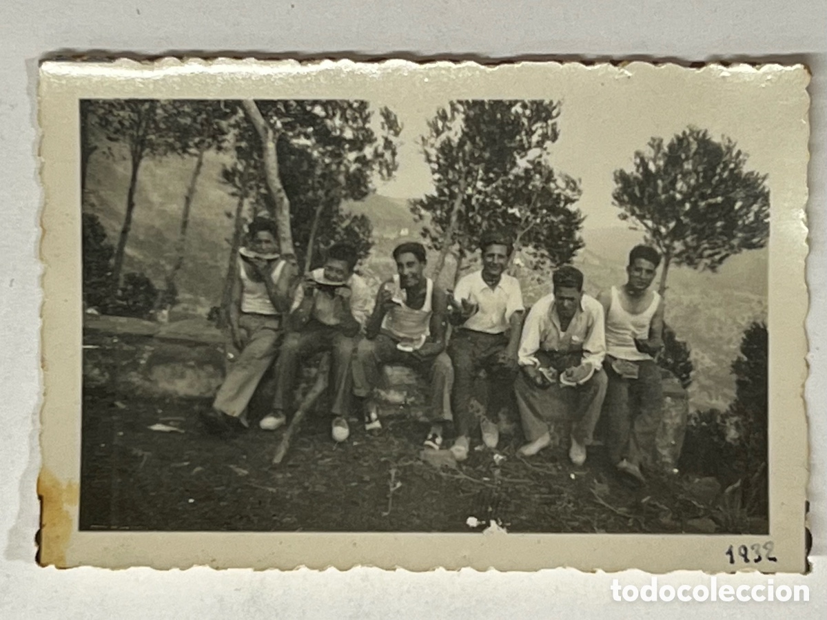 Fotografia antica: VALENCIA.. Verano de 1932.. Amigos disfrutando de una dulce y refrescante Sand&iacute;a&hellip; Medidas: 4,5 x 6,5