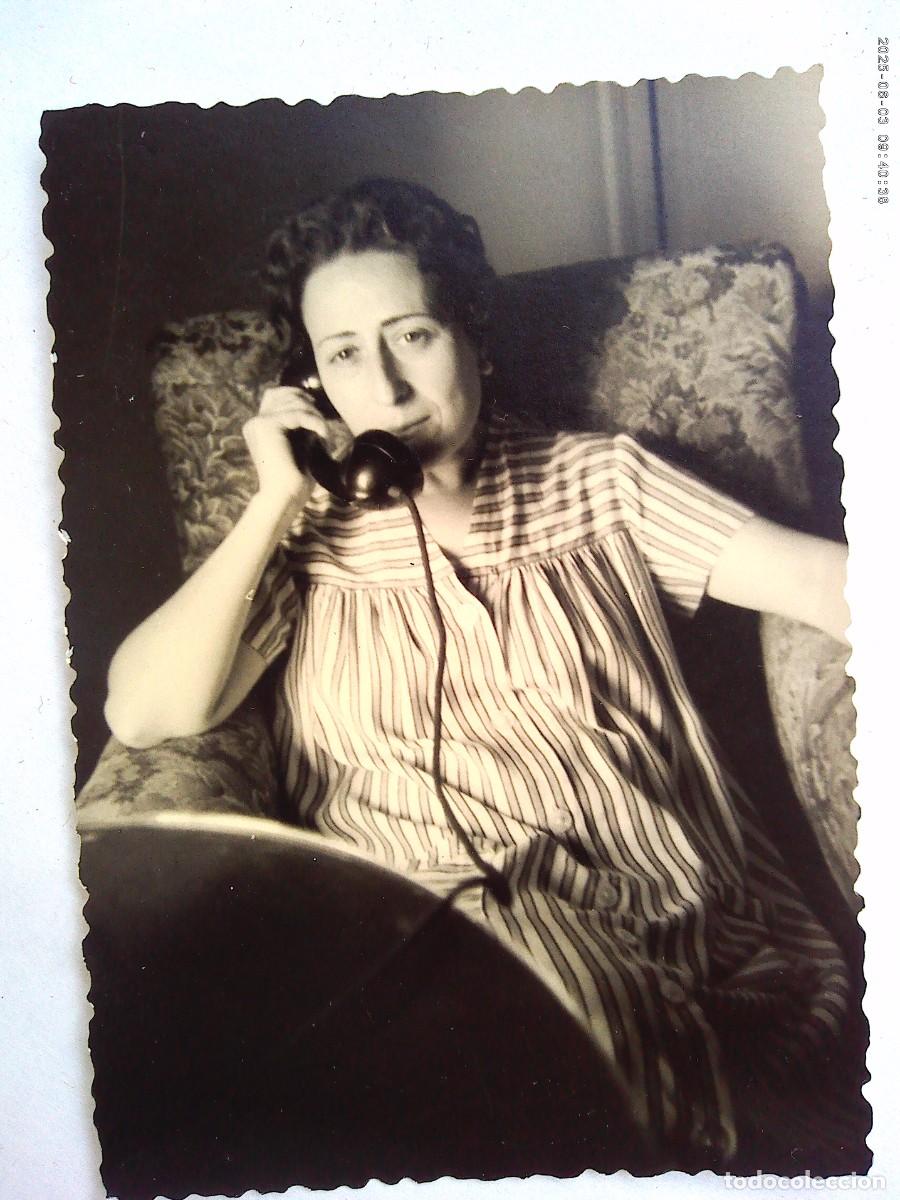 Fotograf&iacute;a antigua: FOTO DE MUJER HABLANDO POR TELEFONO