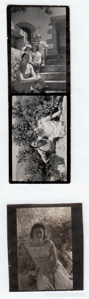 Fotograf&iacute;a antigua: 3 peque&ntilde;as fotos. Chicas en una escalera. A&ntilde;os 50 pc