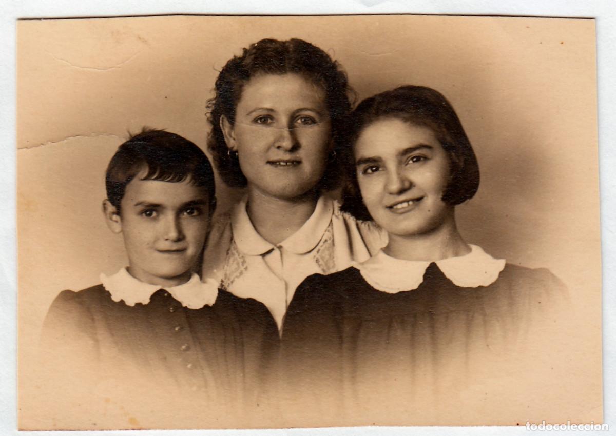 Fotograf&iacute;a antigua: Madre con sus hijas. Foto Saez, Huelva. A&ntilde;os 40. pc