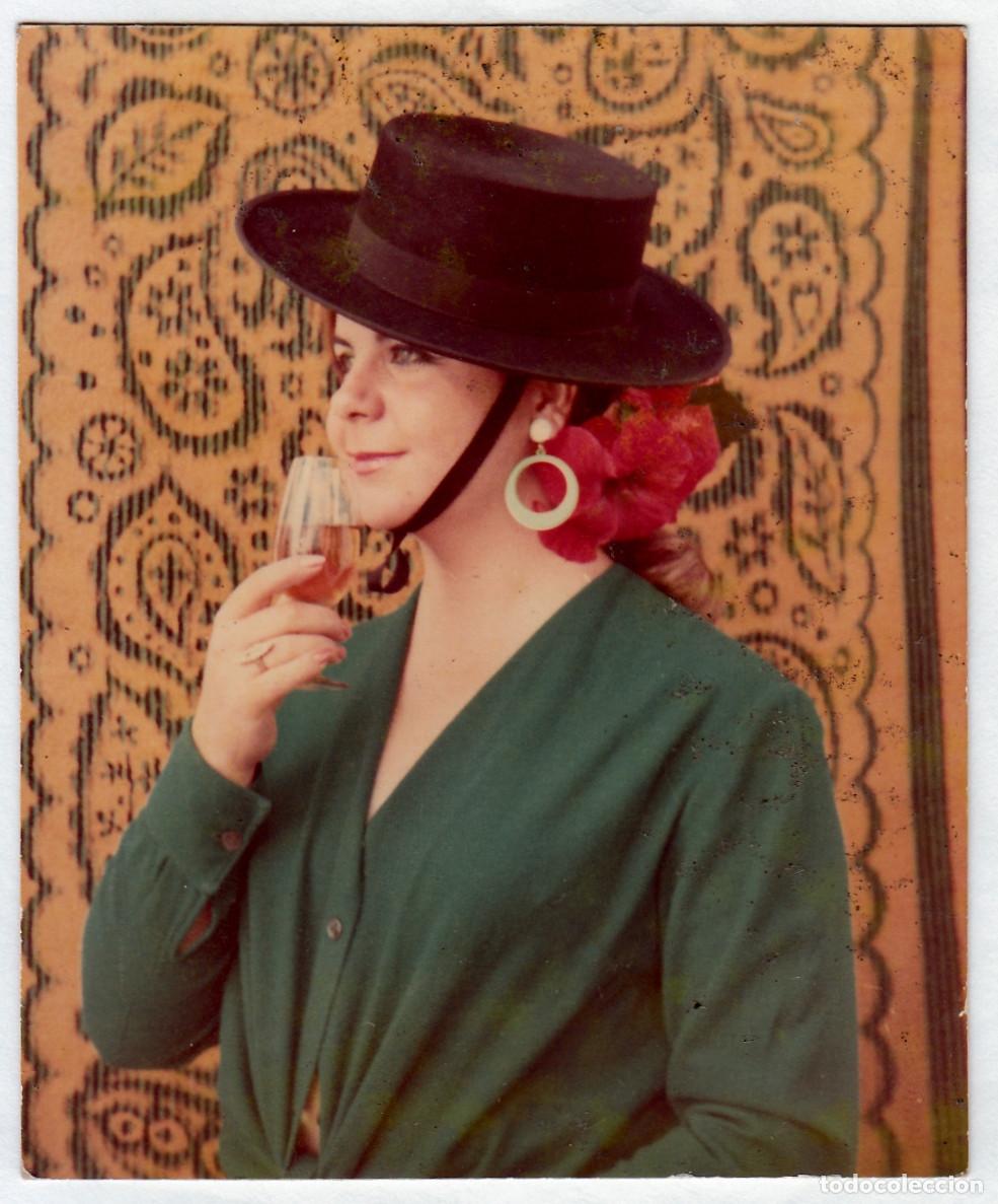 Fotograf&iacute;a antigua: Mujer andaluza tomando fino con t&iacute;pico sombrero cordob&eacute;s. A&ntilde;os 60. pc