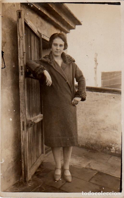 Fotograf&iacute;a antigua: Mujer posando en la terraza con bonito abrigo. A&ntilde;os 20. pc