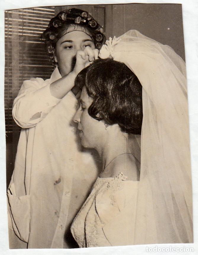 Fotograf&iacute;a antigua: Curiosa foto. Mujer peinando a la novia. Emilio, Val&egrave;ncia. A&ntilde;os 50-60. pc