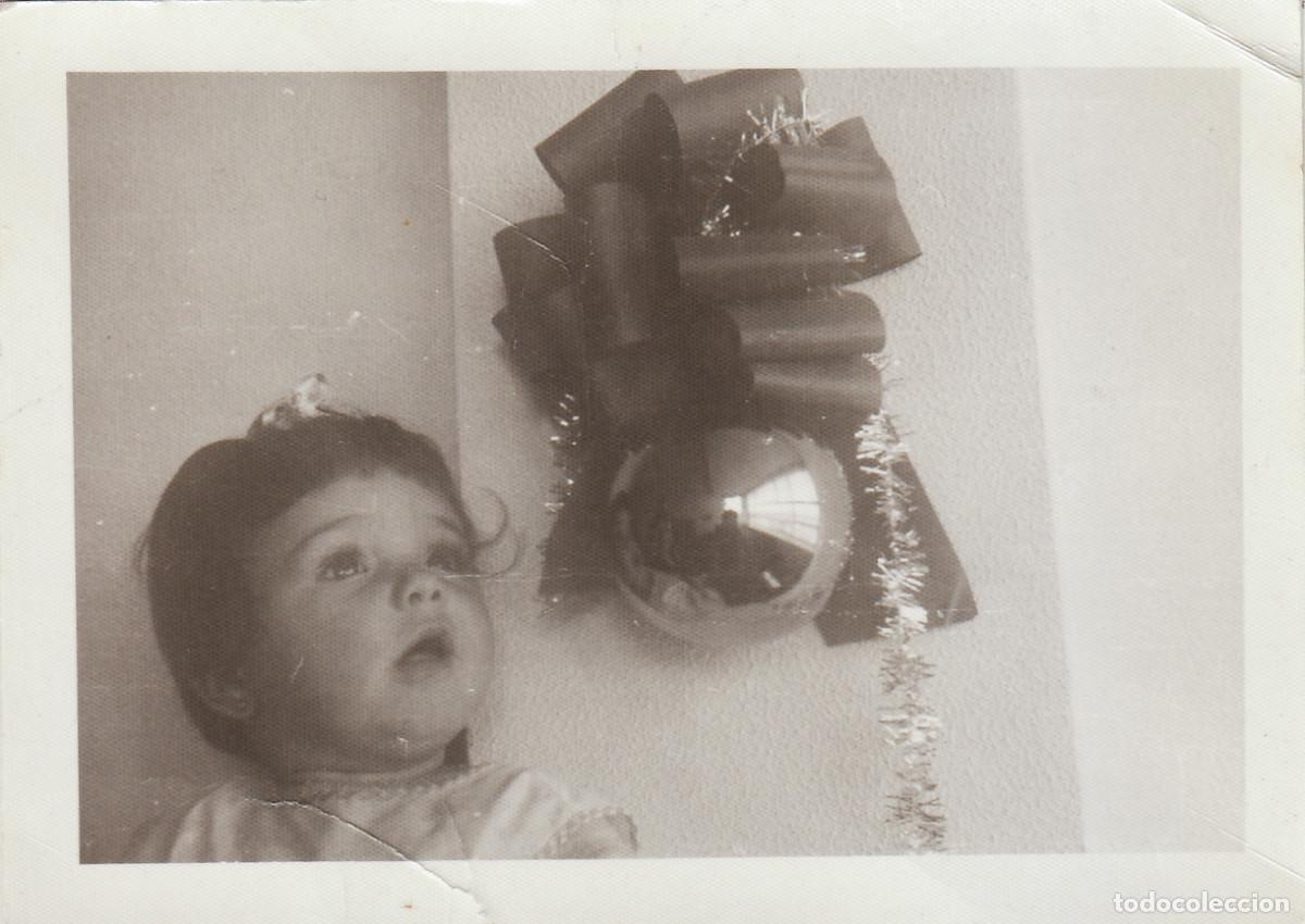 Fotograf&iacute;a antigua: Ni&ntilde;a junto a lazo, bola de Navidad y espumill&oacute;n. A&ntilde;os 50-60. pc