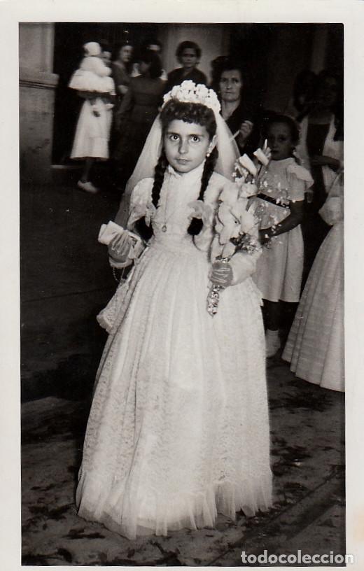 Fotograf&iacute;a antigua: Ni&ntilde;a con trenzas y su vestido de Comuni&oacute;n. A&ntilde;os 50. pc