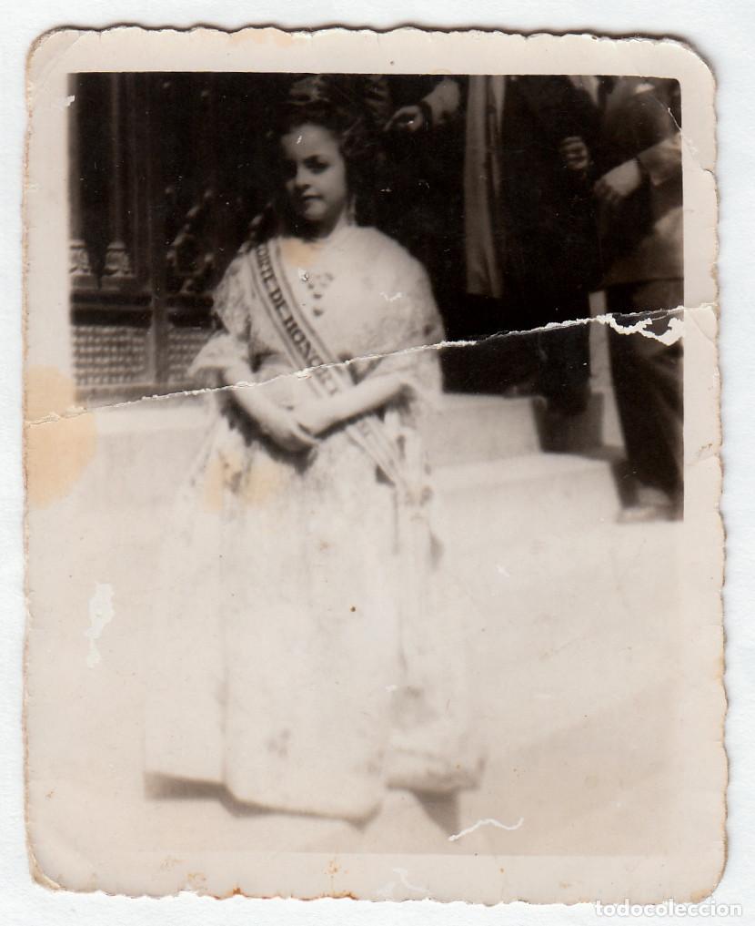 Fotograf&iacute;a antigua: Ni&ntilde;a fallera con banda de Corte de Honor. A&ntilde;os 50. pc