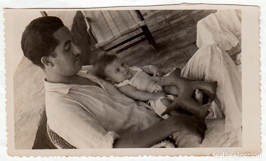 Fotograf&iacute;a antigua: Bonita foto. Padre con su beb&eacute; en brazos. Juguete. A&ntilde;os 50. pc