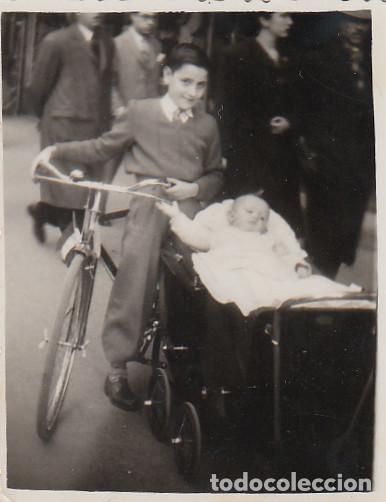 Fotograf&iacute;a antigua: Ni&ntilde;o con bicicleta. A&ntilde;os 50. pc