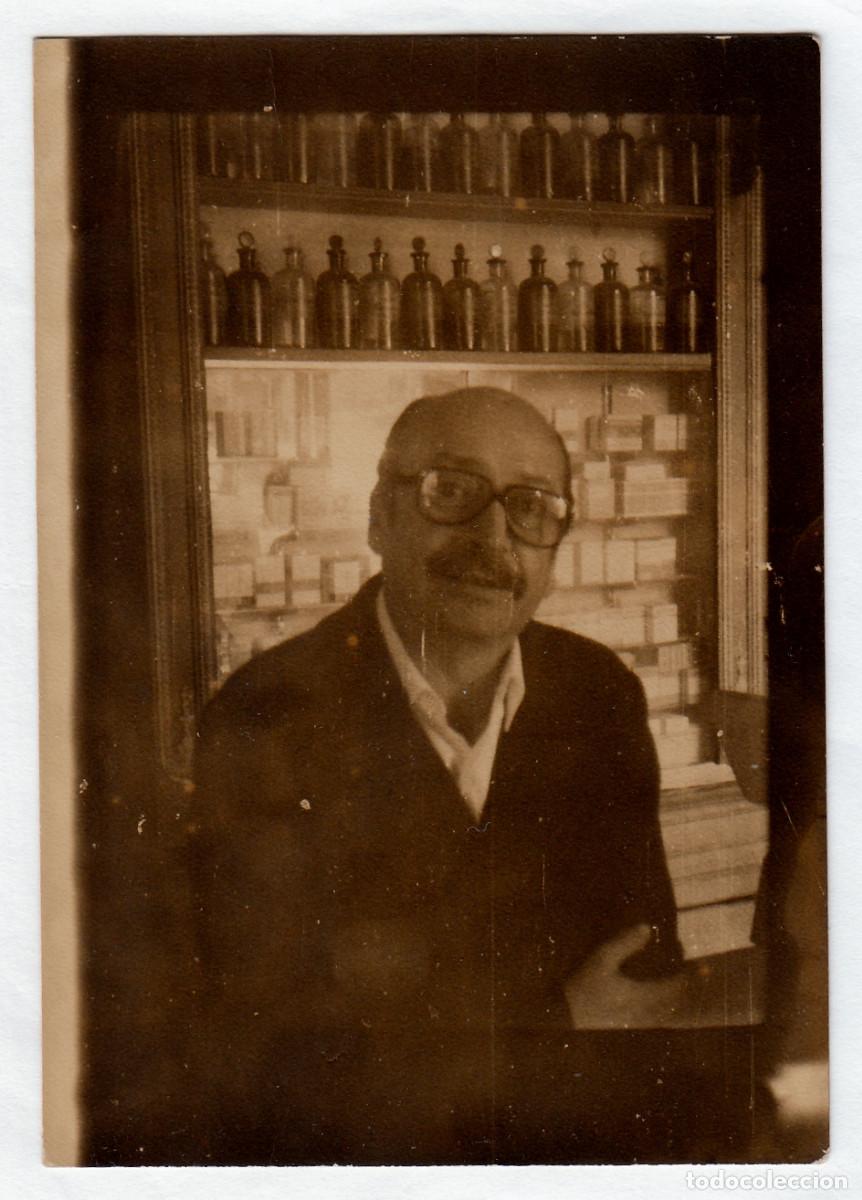 Fotograf&iacute;a antigua: Boticario en su farmacia. Farmac&eacute;utico. A&ntilde;os 40-50. pc