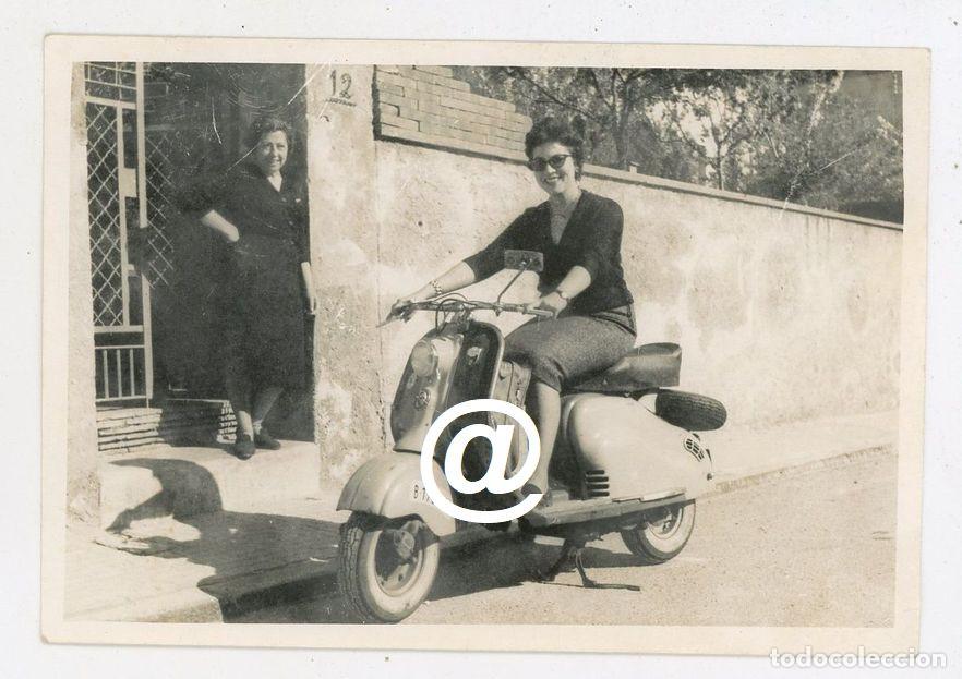 Fotograf&iacute;a antigua: FOTO MOTO SCOOTER LAMBRETTA MATRICULA BARCELONA A&Ntilde;O 1959
