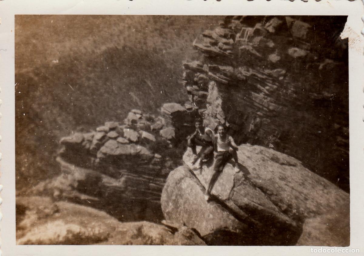 Fotograf&iacute;a antigua: Chicos sobre las rocas. A&ntilde;os 40. pc