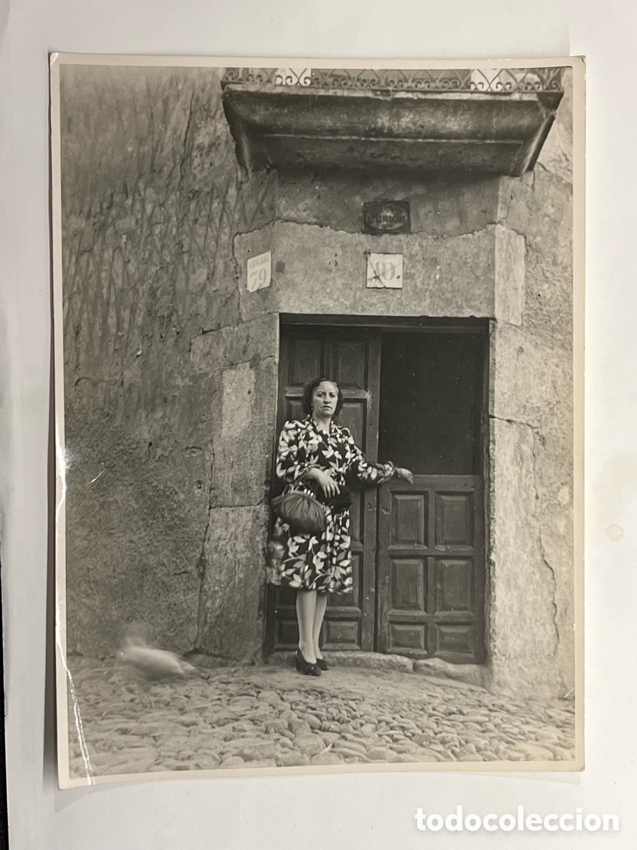 Fotografia antiga: B&Eacute;JAR (Salamanca) Fotograf&iacute;a Se&ntilde;ora frente una Casa t&iacute;pica Castellana.. Manzana 79 (h.1950?)