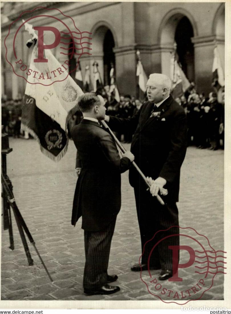 Fotografia antiga: AUX INVALIDES, REMET LE DRAPEAU DES ANCIENS 18*13CM Photo Meurisse Paris France collectionmeuriss