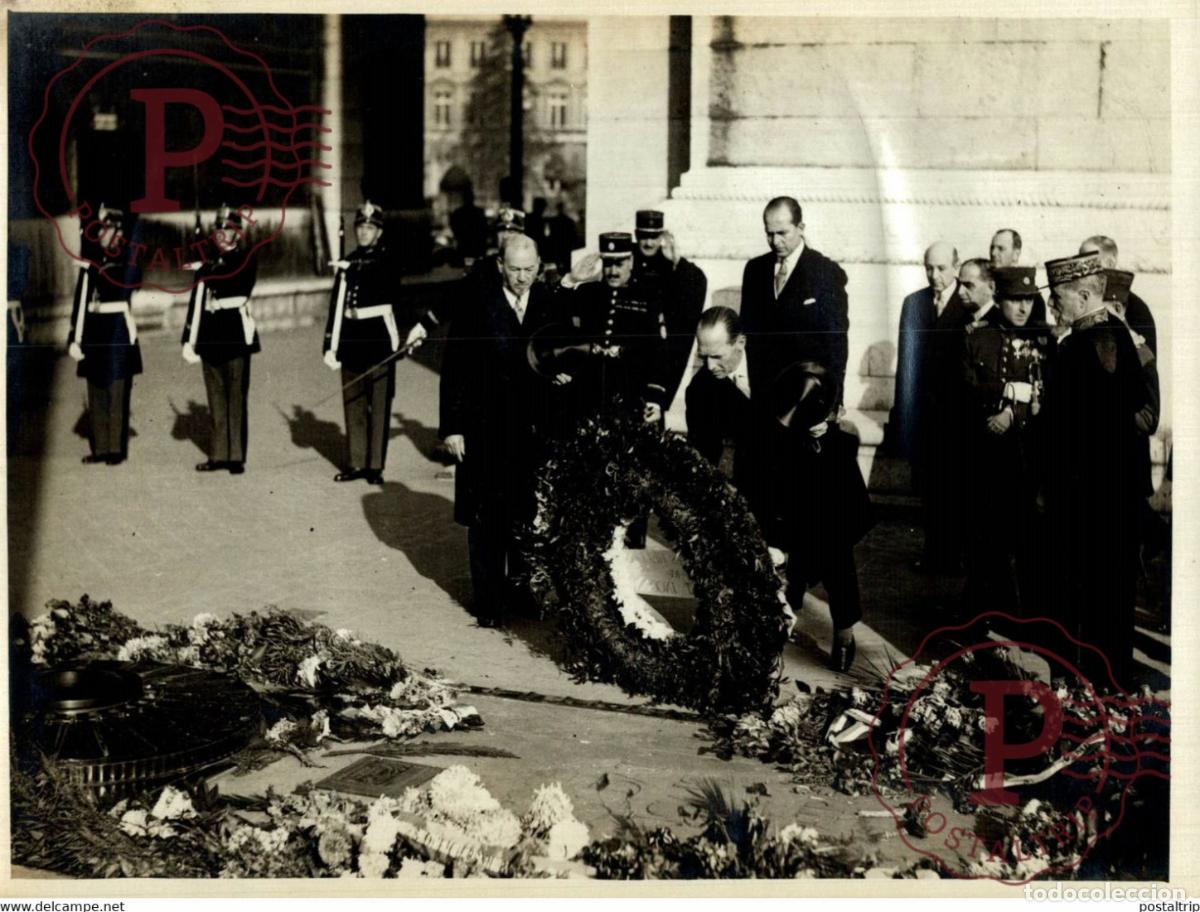 Fotografia antiga: PARIS, ROI GEORGES DEPOSE UNE COURONNE DE FLEURS 18*13CM Photo Meurisse Paris France collectionme