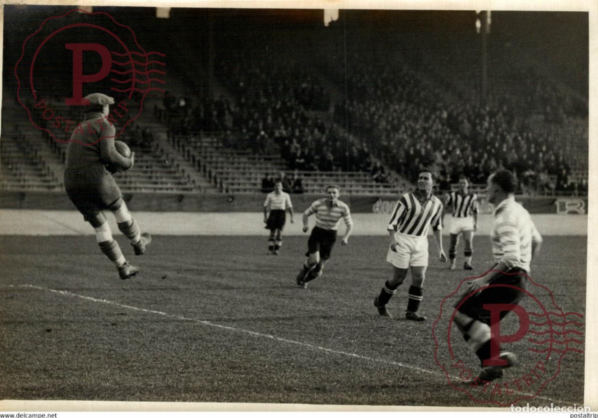 Fotograf&iacute;a antigua: FOOTBALL FRANCE RACING CANNES AU PARC DES PRINCES RACING 18*13CM Photo Meurisse Paris France colle