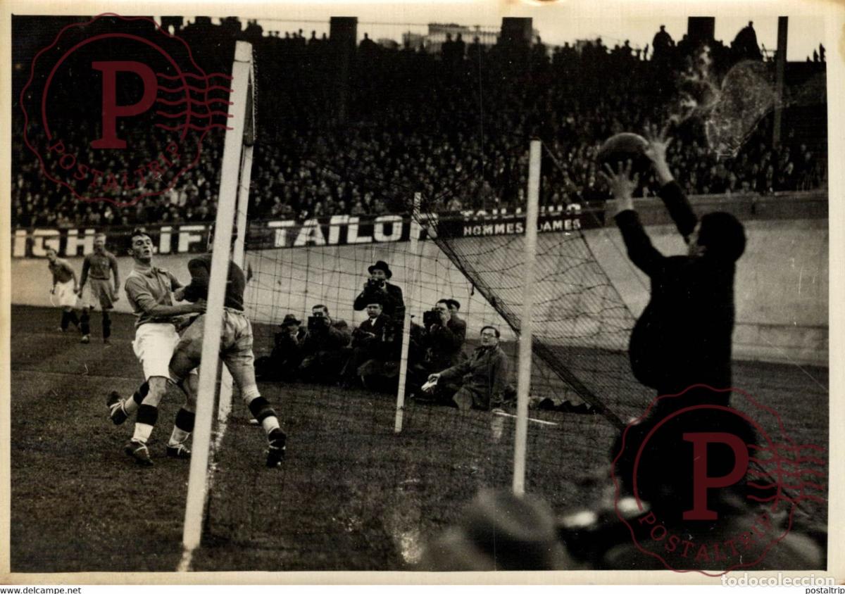 Fotograf&iacute;a antigua: FOOTBALL PARC DES PRINCES FRANCE - SUEDE SWEDEN 18*13CM Photo Meurisse Paris France collectionmeur