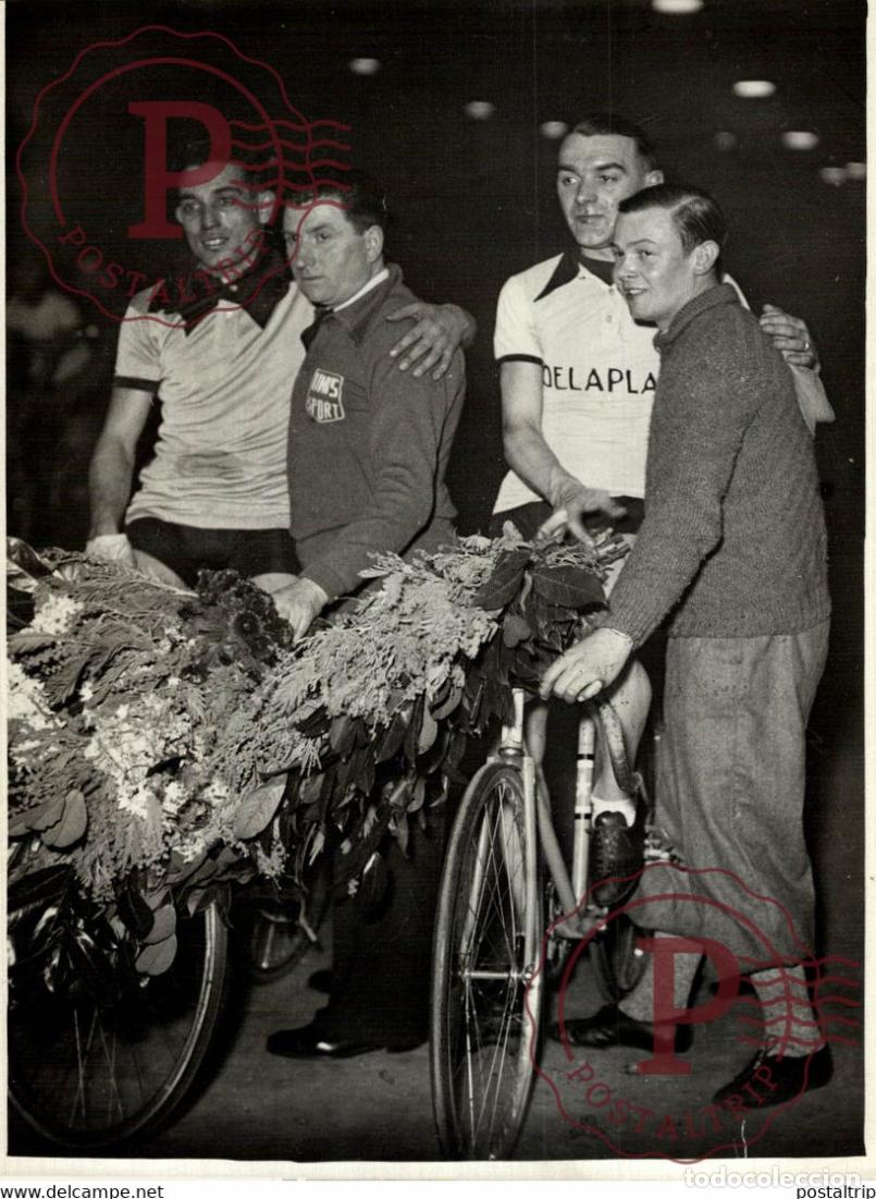Fotografia antiga: AU VEL D HIV EQUIPE GAGNANTE CANAPA CRILLO COURT GRIL VELO BICI CICLISMO 18*13CM Photo Meurisse Pari