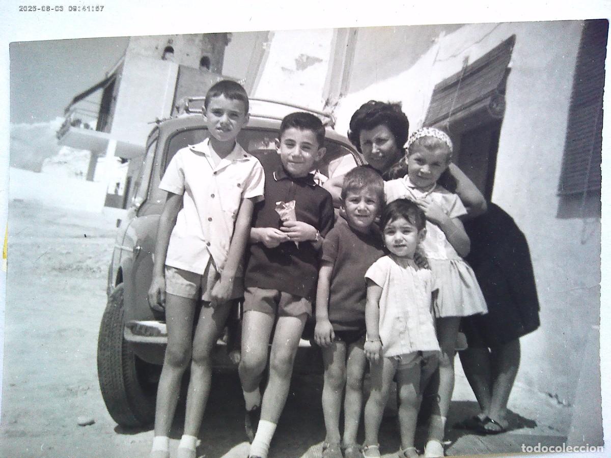 Alte Fotografie: FOTO DE NI&Ntilde;OS Y COCHE DE EPOCA ( SEAT 600 ? )