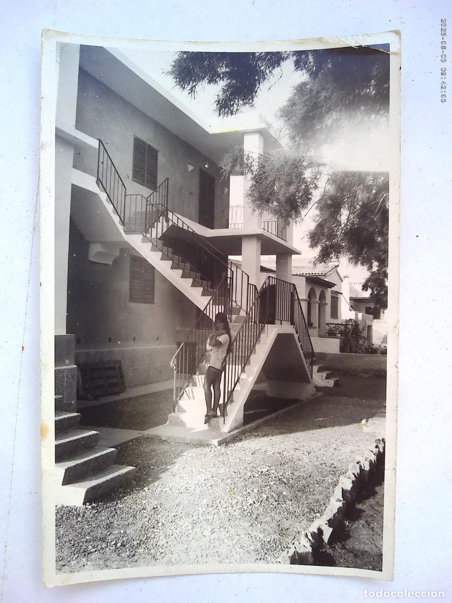 Alte Fotografie: FOTO DE CHICA EN LOS APARTAMENTOS &uml; LOS TAMARINDOS &uml; , PORTO COLOM ( MALLORCA )
