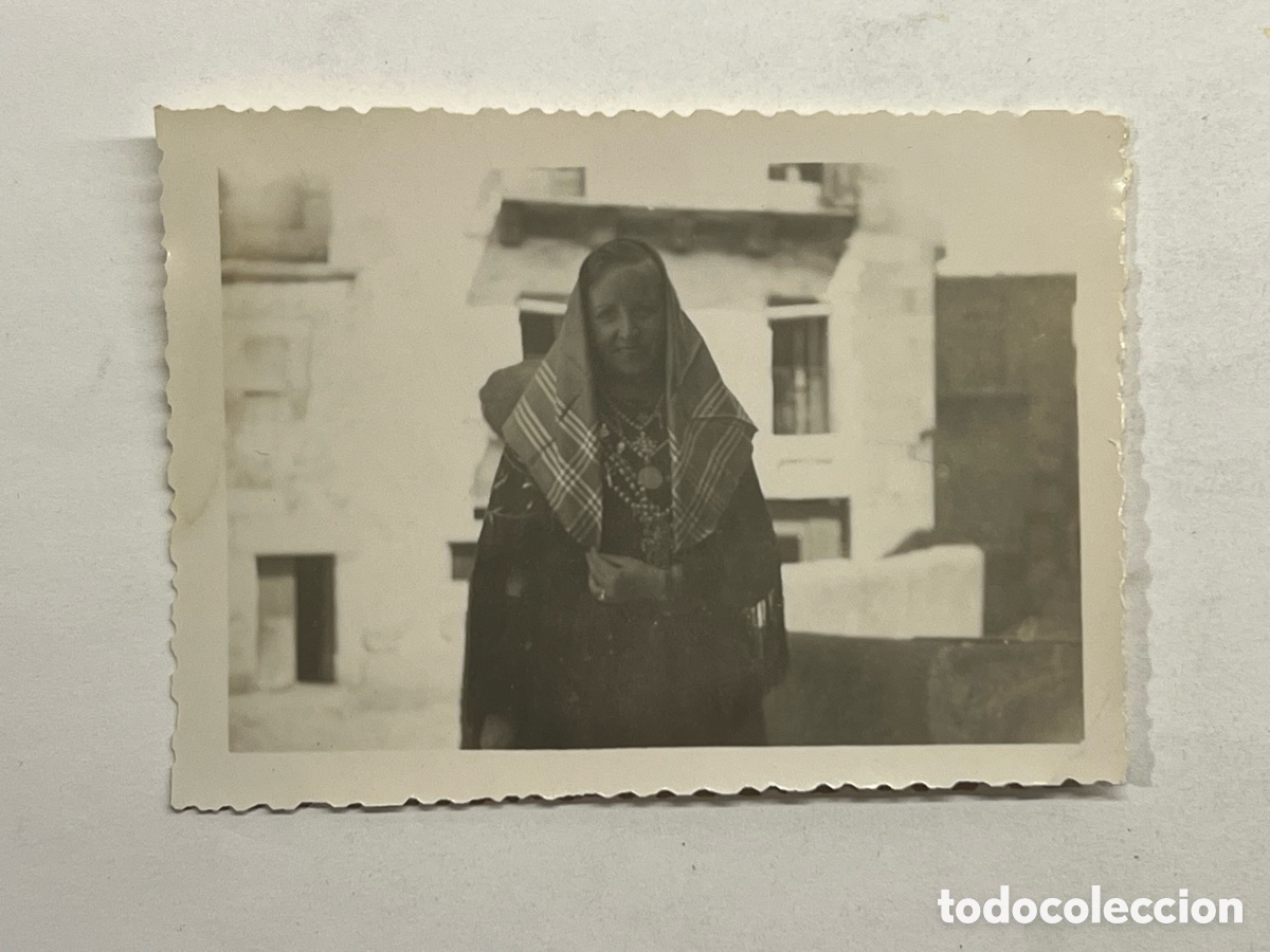 Fotograf&iacute;a antigua: LA ALBERCA (Salamanca) Usos y costumbres.. Fotograf&iacute;a Se&ntilde;ora con traje regional.. (h.1950?)