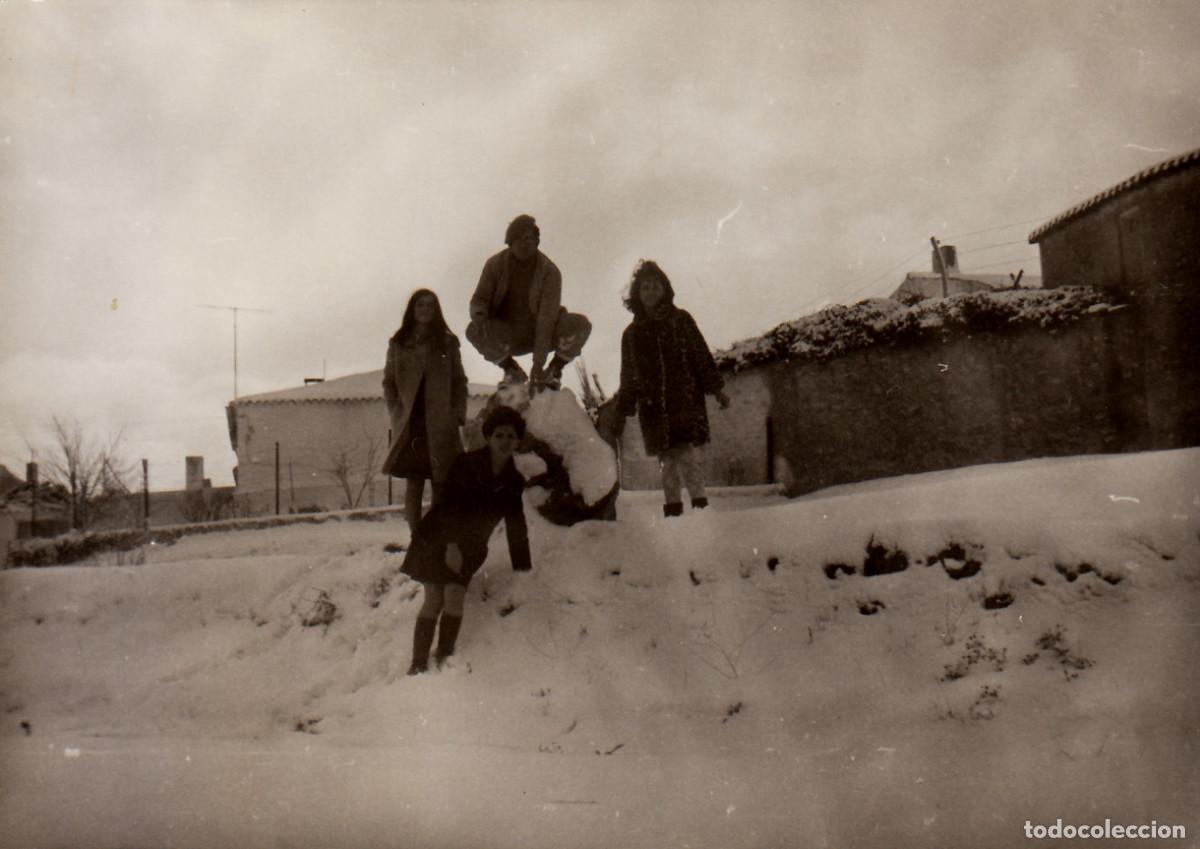Fotograf&iacute;a antigua: Jugando con la nieve. Gran nevada. Amigos. A&ntilde;os 60. pc