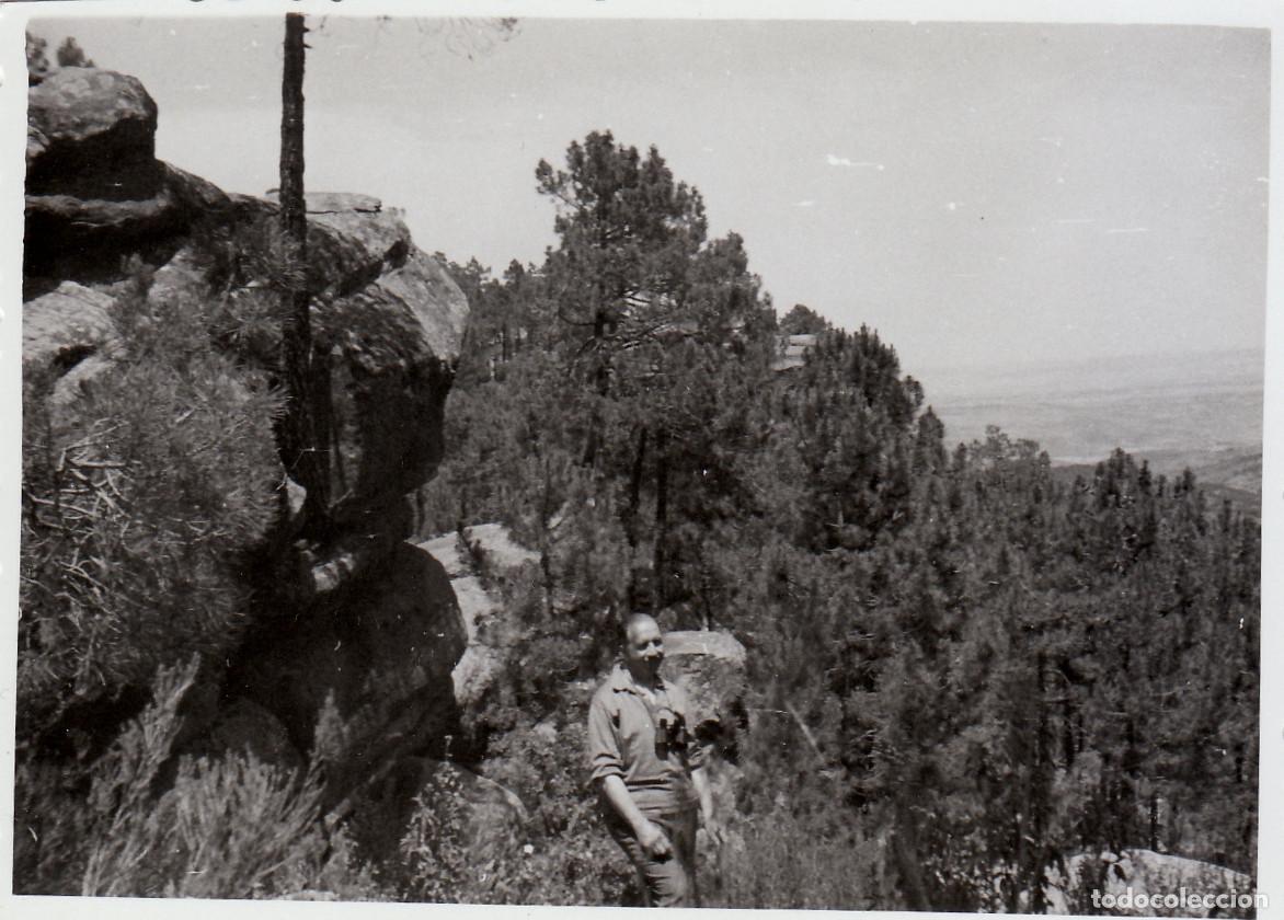 Fotograf&iacute;a antigua: En la monta&ntilde;a con prism&aacute;ticos. A&ntilde;os 50. pc