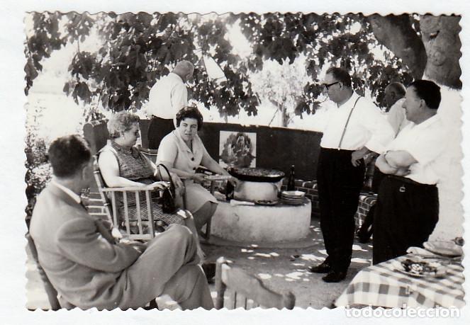 Fotograf&iacute;a antigua: Esperando por la paella. A&ntilde;os 50. pc
