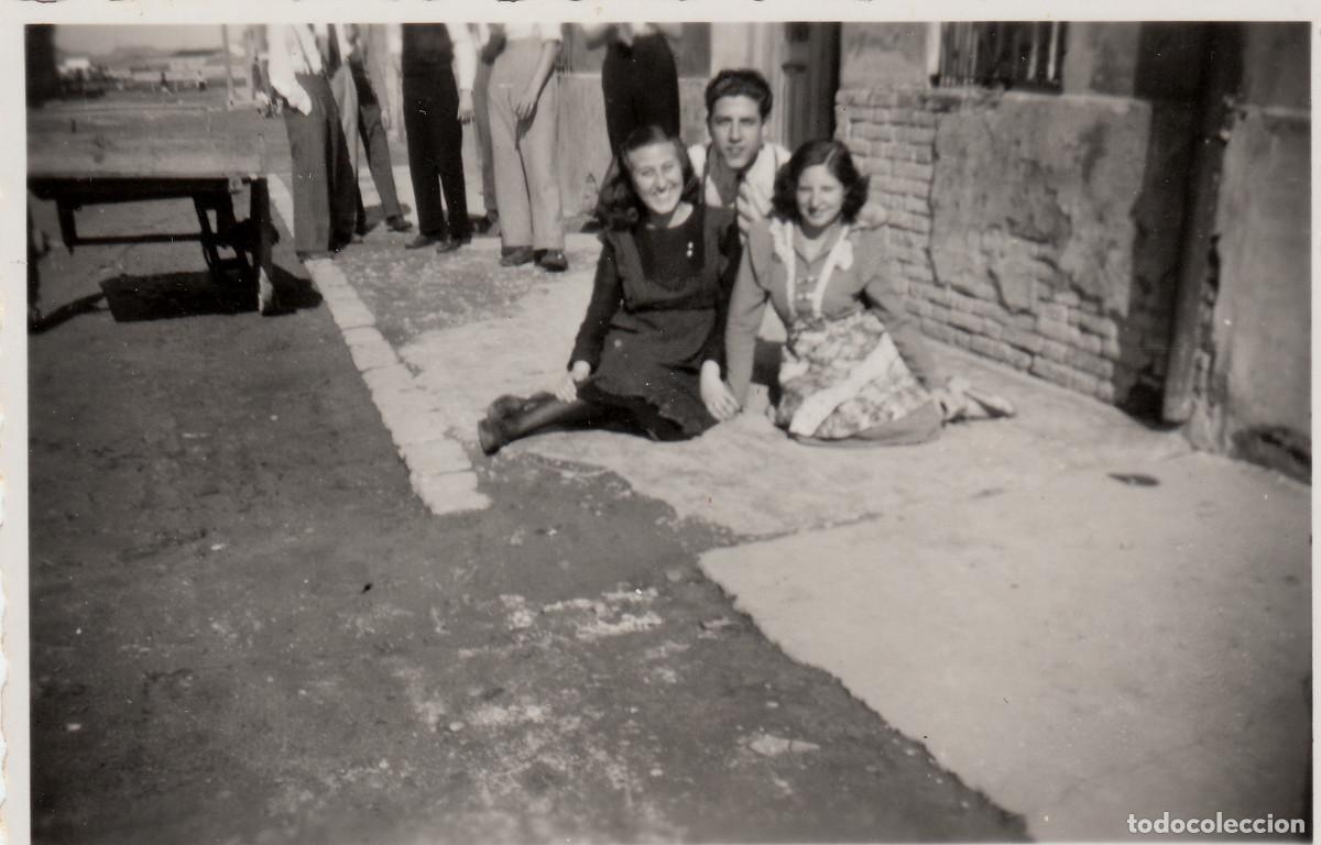 Fotograf&iacute;a antigua: Chicas sentadas en la acera. A&ntilde;os 40. pc