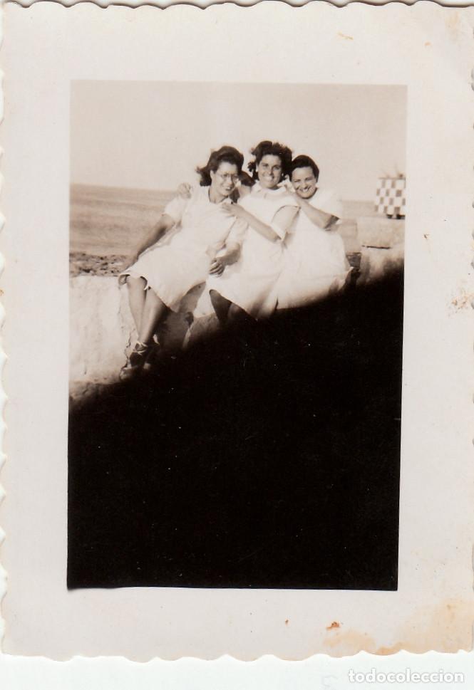 Fotograf&iacute;a antigua: Chicas sonriendo frente al mar. A&ntilde;os 40. pc